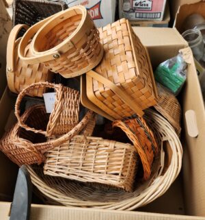 z98- collection of baskets - Image 3