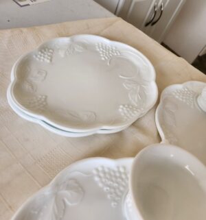 z288- vintage indiana milk glass, colony harvest snack plate sets - Image 3