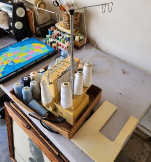 z329- Singer Ultralock Serger Model 14U. Tested/works. - Image 4