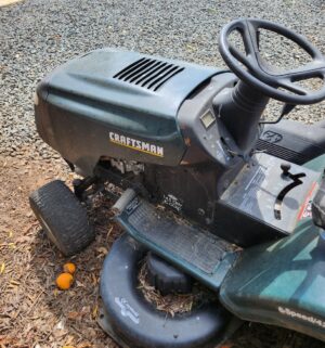 z358- Craftsman Lawn Tractor. 42 inch, 6 speed. Does Not Run. - Image 4