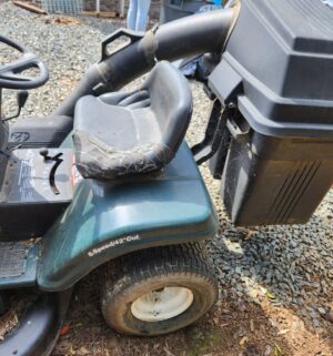 z358- Craftsman Lawn Tractor. 42 inch, 6 speed. Does Not Run. - Image 5