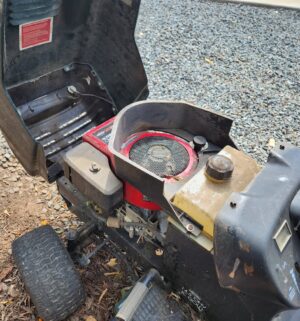 z358- Craftsman Lawn Tractor. 42 inch, 6 speed. Does Not Run. - Image 7