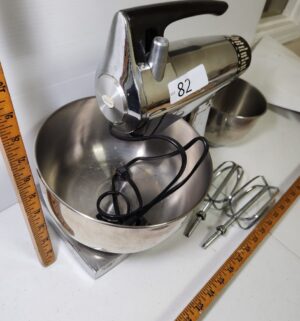 c82- Vintage Sunbeam Mixmaster, works - Image 3