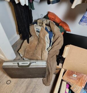 f208- contents of the master closet - Image 3