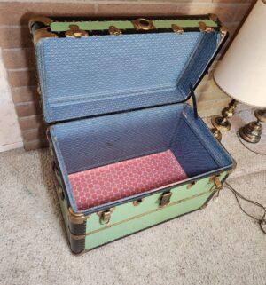 i1- Antique Trunk Great Shape - Image 3