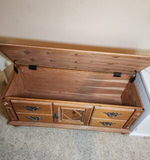 i19- Cedar Chest, Moderate Wear on corners/top - Image 4