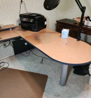 i25- Very Large Executive U Station Desk. The desk only. No lamps or other items - Image 4