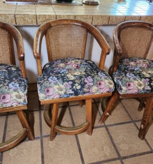 i116- set of 4 swivel barstools. 1 damaged - Image 3