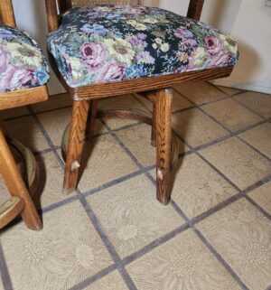 i116- set of 4 swivel barstools. 1 damaged - Image 4