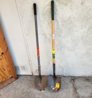 i198- 2 shovels - Image 1