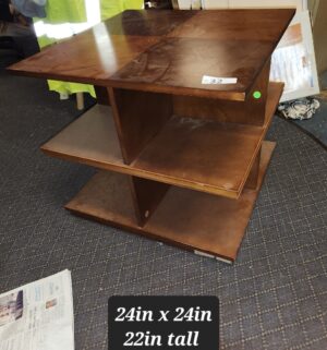 L32- square display table - Image 1