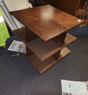 L32- square display table - Image 2