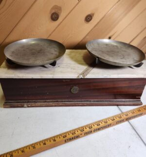 o54- antique balance scale - Image 3