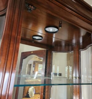 w87- Curved Glass Curio Cabinet, Lighted. Amazing condition - Image 3