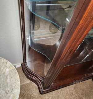 w87- Curved Glass Curio Cabinet, Lighted. Amazing condition - Image 4