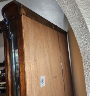 w87- Curved Glass Curio Cabinet, Lighted. Amazing condition - Image 5