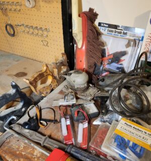 w215- contents of the garage, tools/hardware - Image 4