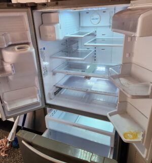 z3- Samsung 28.5 cu ft. Refrigerator. Stainless Steel. Water/ice works. - Image 3