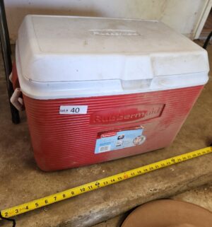 z40- Rubbermaid cooler - Image 1