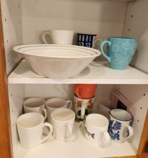 d108- cups, plated in cupboard - Image 3