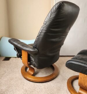 d119- 1990s Ekornes Stressless Recliner, Footsool, Excellent Shape - Image 3