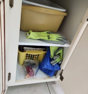 d137- cleaning products in laundry room - Image 3