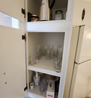 e117- contents of the kitchen cabinets - Image 3