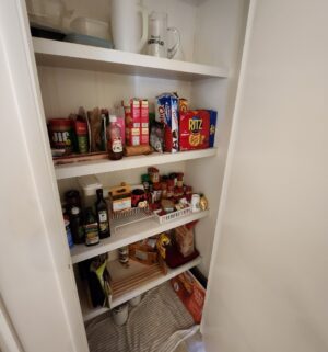 e117- contents of the kitchen cabinets - Image 4