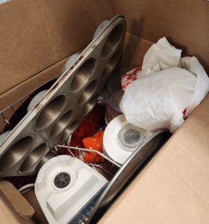 e117- contents of the kitchen cabinets - Image 7