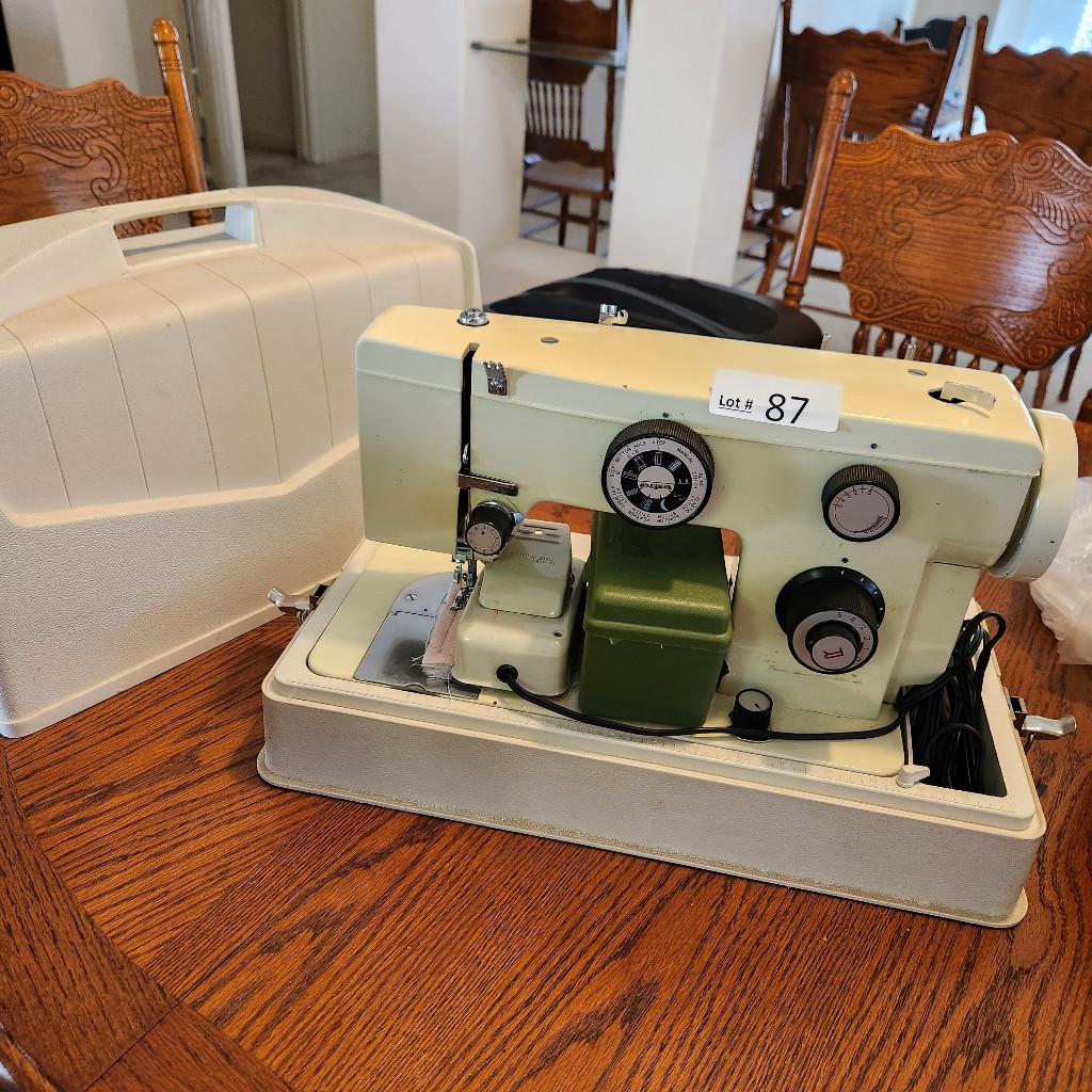 f87- vintage complete sewing machine - Leftover Treasures