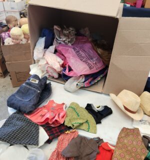 j51- huge collection of vintage doll clothes - Image 4