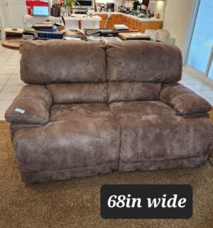 n41- Electric Reclining Sofa Set. 4 Recliners all work. Minor Cat Damage - Image 3