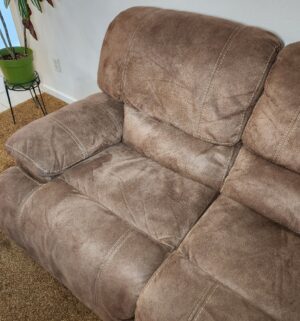 n41- Electric Reclining Sofa Set. 4 Recliners all work. Minor Cat Damage - Image 4