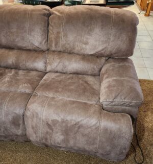 n41- Electric Reclining Sofa Set. 4 Recliners all work. Minor Cat Damage - Image 7