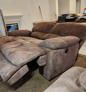 n41- Electric Reclining Sofa Set. 4 Recliners all work. Minor Cat Damage - Image 12