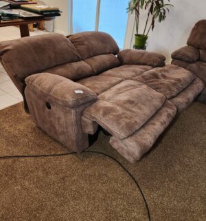 n41- Electric Reclining Sofa Set. 4 Recliners all work. Minor Cat Damage - Image 13