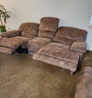 n41- Electric Reclining Sofa Set. 4 Recliners all work. Minor Cat Damage - Image 14