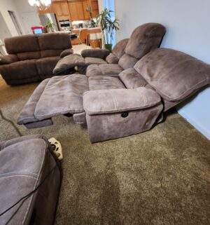 n41- Electric Reclining Sofa Set. 4 Recliners all work. Minor Cat Damage - Image 15