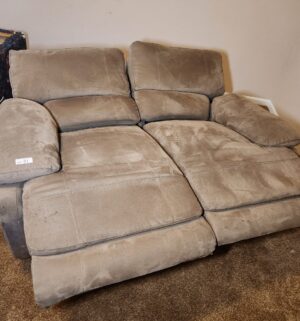 n81- Electric Reclining Sofa. Minor Cat damage - Image 5