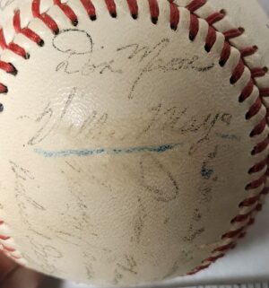 r211- Autographed Baseball. Willie Mays, Bobby Bonds Seen. Origin Unknown. COA not available. - Image 4