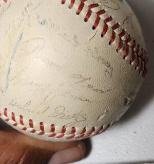 r211- Autographed Baseball. Willie Mays, Bobby Bonds Seen. Origin Unknown. COA not available. - Image 5