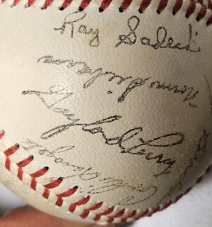 r211- Autographed Baseball. Willie Mays, Bobby Bonds Seen. Origin Unknown. COA not available. - Image 6