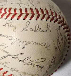 r211- Autographed Baseball. Willie Mays, Bobby Bonds Seen. Origin Unknown. COA not available. - Image 7