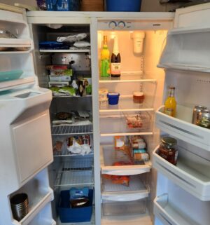 z163- Hotpoint Refrigerator, no ice maker, in garage. Good temp - Image 3