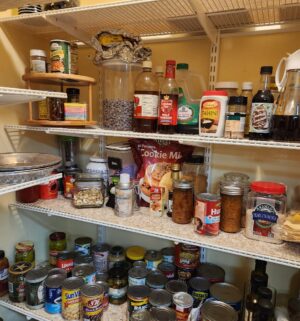 z279- contents of the kitchen pantry - Image 6