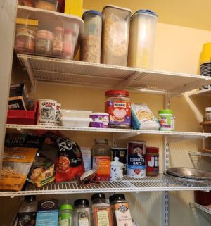 z279- contents of the kitchen pantry - Image 7