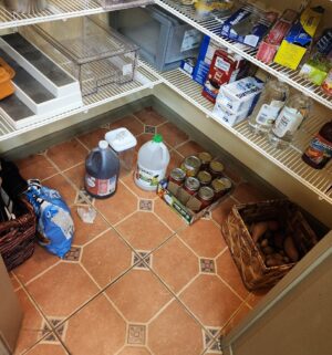 z279- contents of the kitchen pantry - Image 9