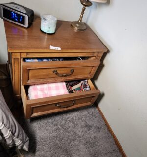 a13- 2 drawer night stand. No contents - Image 3