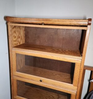 a19- Oak/Glass Barrister Bookcase broken glass - Image 3