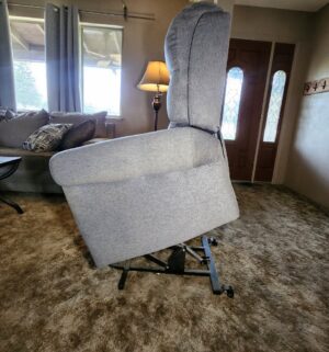 a47- Lift Chair. Low end model. Operates very slow - Image 4